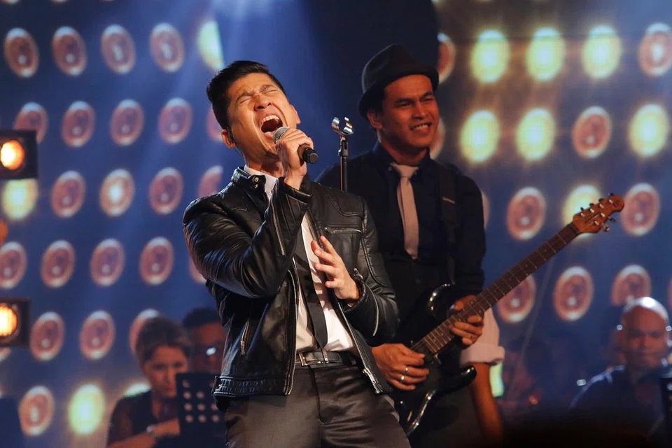 TARIKAN SEMBERANI: Zarul (depan), yang berjaya menduduki tempat ketiga dalam 'Gegar Vaganza 3', dirakam mendendangkan medley 'Dendangan Laguku' dan 'Gerhana'. - Foto FARAH REZAL