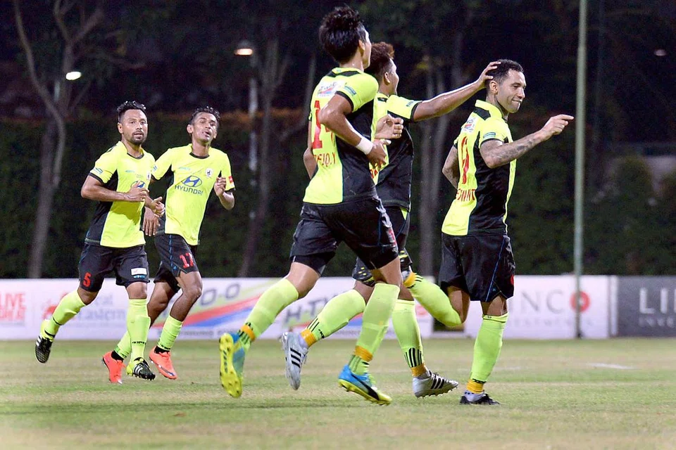 KADER RAIKAN GOL: Bintang penyerang Tampines, Jermaine Pennant (kanan), mendapat ucapan tahniah daripada rakan-rakannya selepas menjaringkan gol cantik melalui sepakan percuma.