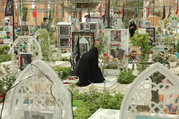 Seorang wanita Iran di pusara mereka yang terkorban dalam perang antara Amerika Syarikat, Israel dan Iran ketika mengunjungi tanah perkuburan Behesht-e Zahra di selatan Tehran, Iran, pada 8 September. Konflik yang berlarutan itu kembali memuncak dengan berbalas serangan antara Amerika Syarikat dan Iran, termasuk serangan ke atas kapal tangki minyak Iran, sekali gus meningkatkan ketegangan di rantau Teluk.