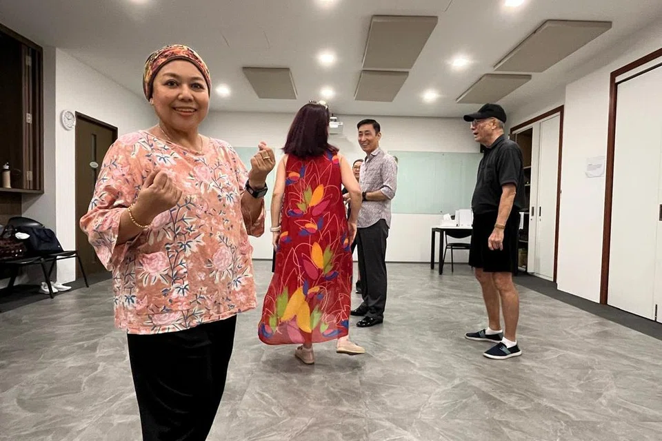 Antara kegiatan di Pusat Penuaan Aktif NTUC Berhad (Pasir Ris Central) termasuk tarian barisan, tai chi, tarian K-pop dan ‘zumba gold’. Cik Shaedah Dawood (depan, kiri) telah menari di dalam gambar.