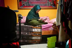 Cik Kamsiah Othman hidup seorang diri flat sewa di Holland Close, sejak kehilangan suami tercinta pada 2023.