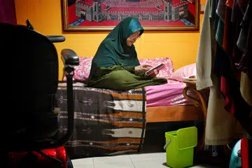 Cik Kamsiah Othman hidup seorang diri flat sewa di Holland Close, sejak kehilangan suami tercinta pada 2023.