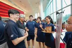 Panel juri mendengar dan menilai idea inovatif pelajar-pelajar semasa pertandingan separuh akhir Cabaran Masyarakat SIT 2024 di Kampus Punggol SIT pada 9 November. Penasihat bagi Pusat Kepimpinan Masyarakat dan Inovasi Sosial di Institut Teknologi Singapura (SIT) Dr Yaacob Ibrahim (dua dari kiri) turut memberi kata-kata semangat buat pelajar.