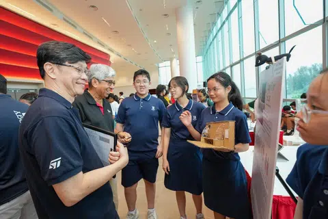 Panel juri mendengar dan menilai idea inovatif pelajar-pelajar semasa pertandingan separuh akhir Cabaran Masyarakat SIT 2024 di Kampus Punggol SIT pada 9 November. Penasihat bagi Pusat Kepimpinan Masyarakat dan Inovasi Sosial di Institut Teknologi Singapura (SIT) Dr Yaacob Ibrahim (dua dari kiri) turut memberi kata-kata semangat buat pelajar.
