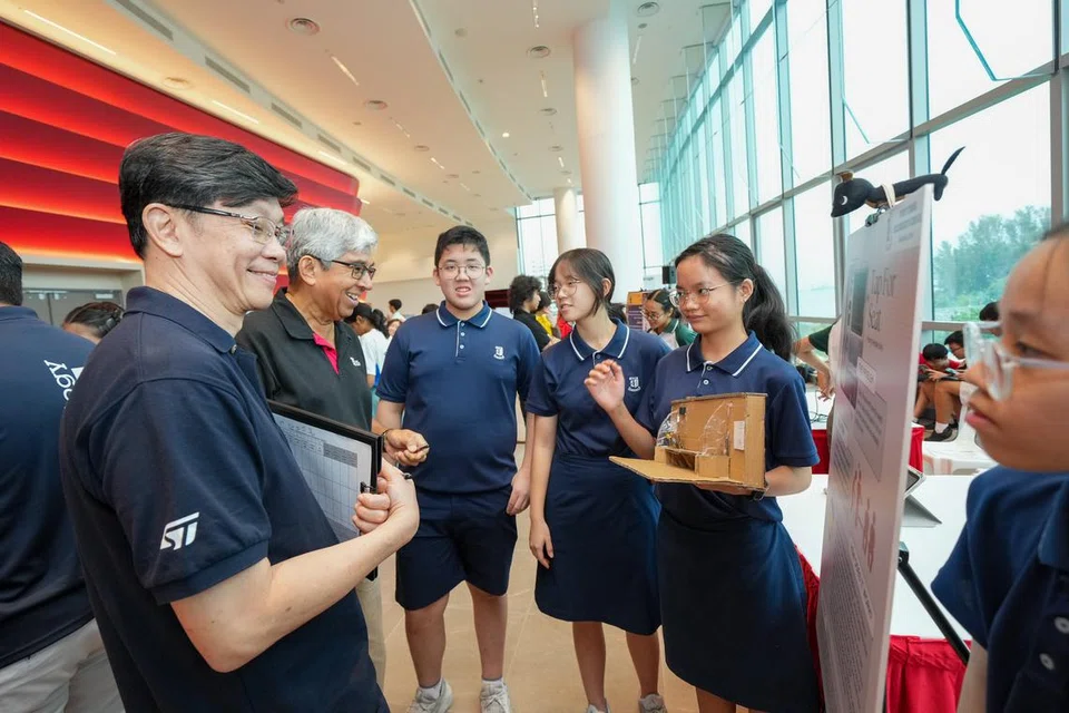 Panel juri mendengar dan menilai idea inovatif pelajar-pelajar semasa pertandingan separuh akhir Cabaran Masyarakat SIT 2024 di Kampus Punggol SIT pada 9 November. Penasihat bagi Pusat Kepimpinan Masyarakat dan Inovasi Sosial di Institut Teknologi Singapura (SIT) Dr Yaacob Ibrahim (dua dari kiri) turut memberi kata-kata semangat buat pelajar.