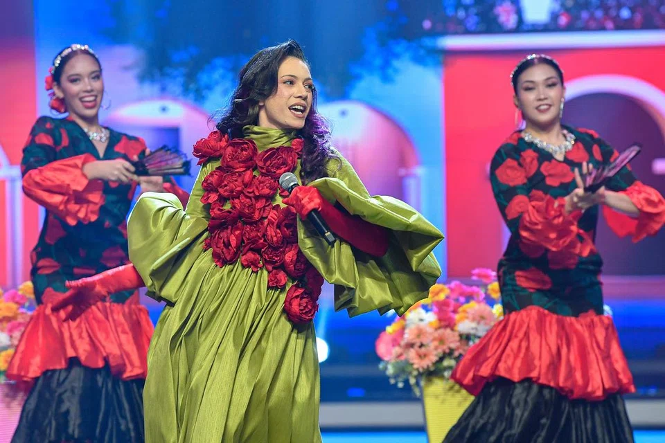 Penyanyi kelahiran Riau, Indonesia, Shae (tengah), diumumkan sebagai peserta dengan markah terendah iaitu 65 peratus, sekali gus menandakan beliau tidak berhasil mara ke pusingan akhir GV12.