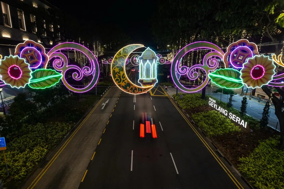 Bahang suasana Lebaran kembali lagi apabila hiasan lampu Hari Raya sepanjang 2.6 kilometer dinyalakan bagi mewarnai seluruh kejiranan Geylang Serai pada 25 Februari.