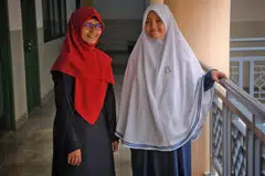 TUNGGAK SOKONGAN: Cik Nur Fateema (kanan) bersama ibunya, Cik Nor Sita Abdul, yang merupakan antara tunggak sokongannya sepanjang beliau menjalani program IB ini. - Foto BH oleh MARK CHEONG