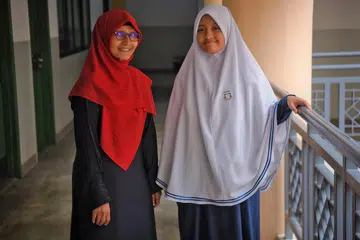 TUNGGAK SOKONGAN: Cik Nur Fateema (kanan) bersama ibunya, Cik Nor Sita Abdul, yang merupakan antara tunggak sokongannya sepanjang beliau menjalani program IB ini. - Foto BH oleh MARK CHEONG