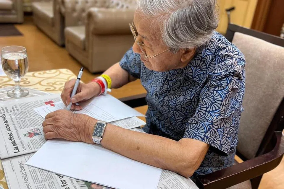 Mantan Perdana Menteri Malaysia, Tun Dr Mahathir Mohamad dalam keadaan baik dan sedang dalam proses pemulihan di Institut Jantung Negara, Kuala Lumpur, untuk rawatan jangkitan dihidapinya.