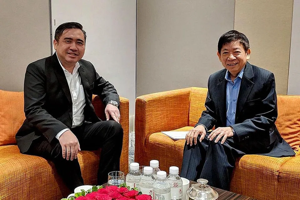 - Encik Anthony Loke.