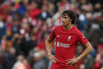 BERPOTENSI TINGGI: Bekas pertahanan England, Gary Neville, percaya Trent Alexander-Arnold boleh menjadi salah seorang bek kanan terbaik dunia jika beliau berusaha dalam permainan pertahanan beliau. - Foto REUTERS