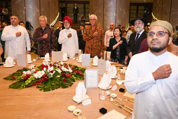 Menteri Kanan, Encik Lee Hsien Loong (dua dari kiri); dan Menteri Kanan Emeritus, Encik Goh Chok Tong (empat dari kiri); menyertai acara anjuran Pertubuhan Antara Agama (IRO) bagi menyambut ulang tahun kemerdekaan Singapura di Hotel Fullerton pada 22 Ogos. Bersama mereka ialah (dari kanan) Mufti Dr Nazirudin Mohd Nasir; Rabai Mordechai Abergel; isteri Encik Goh, Cik Tan Choo Leng; Presiden IRO, Encik Gurmit Singh; dan Penolong Setiausaha Kehormat IRO, Encik Hormuz Avari.