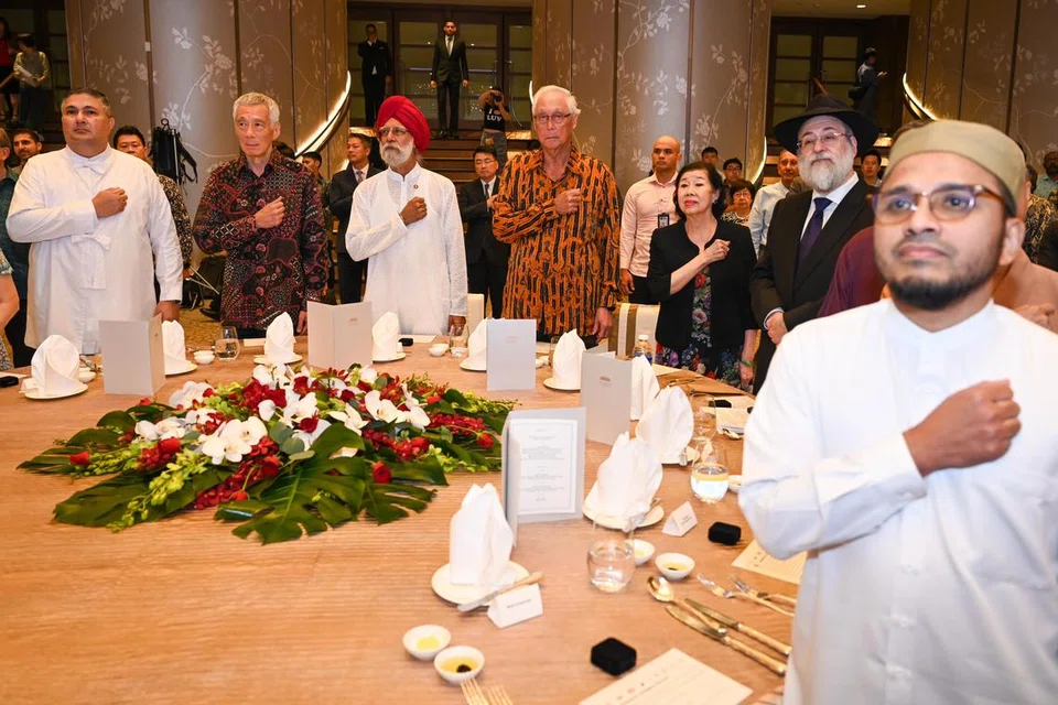 Menteri Kanan, Encik Lee Hsien Loong (dua dari kiri); dan Menteri Kanan Emeritus, Encik Goh Chok Tong (empat dari kiri); menyertai acara anjuran Pertubuhan Antara Agama (IRO) bagi menyambut ulang tahun kemerdekaan Singapura di Hotel Fullerton pada 22 Ogos. Bersama mereka ialah (dari kanan) Mufti Dr Nazirudin Mohd Nasir; Rabai Mordechai Abergel; isteri Encik Goh, Cik Tan Choo Leng; Presiden IRO, Encik Gurmit Singh; dan Penolong Setiausaha Kehormat IRO, Encik Hormuz Avari.
