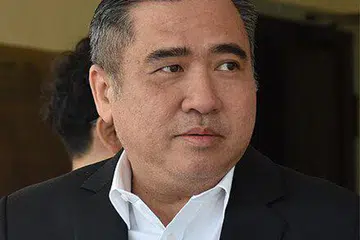 BUAT PENAFIAN: Menteri Pengangkutan Malaysia, Encik Anthony Loke Siew Fook, nafi pelabuhan Malaysia jadi pusat saluran bahan api jet kepada pesawat pengebom junta Myanmar.  