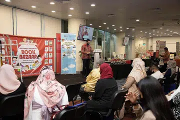 GALAK PENGGUNAAN DUA BAHASA: Pendedahan awal memainkan peranan penting dalam mengembangkan kemahiran bahasa kanak-kanak, termasuk dengan membaca buku yang mencuit daya imaginasi dan sifat ingin tahu mereka, kata AP GRC Jalan Besar, Dr Wan Rizal Wan Zakariah. - Foto PUSTAKA NASIONAL