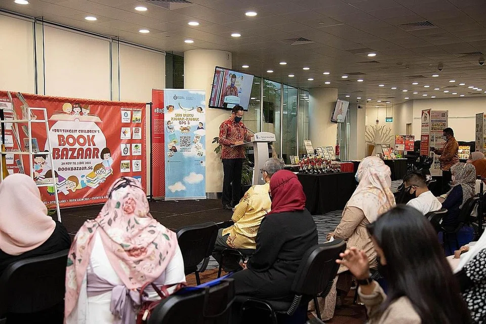 GALAK PENGGUNAAN DUA BAHASA: Pendedahan awal memainkan peranan penting dalam mengembangkan kemahiran bahasa kanak-kanak, termasuk dengan membaca buku yang mencuit daya imaginasi dan sifat ingin tahu mereka, kata AP GRC Jalan Besar, Dr Wan Rizal Wan Zakariah. - Foto PUSTAKA NASIONAL