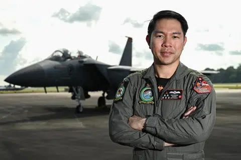 Perbarisan Hari Kebangsaan (NDP) 2025 ini merupakan kali pertama Pegawai Komand (CO) Skuadron 142 Angkatan Udara Republik Singapura (RSAF), Leftenan-Kolonel (LTC) Muhammad Iskandar Dzhulfadhli Abdul Rahman, mengetuai ketua formasi F-15SG dalam segmen paparan udara. Sebelum ini, beliau pernah terlibat sebagai juruterbang F-15SG pada NDP 2015, sempena menyambut ulang tahun kemerdekaan Singapura ke-50 (SG50), dan 2021.