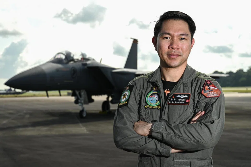 Perbarisan Hari Kebangsaan (NDP) 2025 ini merupakan kali pertama Pegawai Komand (CO) Skuadron 142 Angkatan Udara Republik Singapura (RSAF), Leftenan-Kolonel (LTC) Muhammad Iskandar Dzhulfadhli Abdul Rahman, mengetuai ketua formasi F-15SG dalam segmen paparan udara. Sebelum ini, beliau pernah terlibat sebagai juruterbang F-15SG pada NDP 2015, sempena menyambut ulang tahun kemerdekaan Singapura ke-50 (SG50), dan 2021.