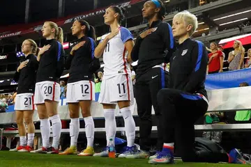 SEDIA MELUTUT: Dalam foto fail ini yang diambil pada 18 September 2016 ini, Megan Rapinoe (bernombor #15) kelihatan berlutut semasa Lagu Kebangsaan dimainkan sebelum perlawanan antara Amerika Syarikat dan Belanda di Georgia Dome di Atlanta, Georgia.