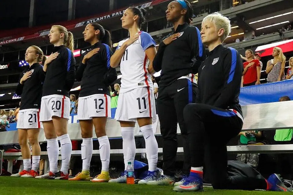 SEDIA MELUTUT: Dalam foto fail ini yang diambil pada 18 September 2016 ini, Megan Rapinoe (bernombor #15) kelihatan berlutut semasa Lagu Kebangsaan dimainkan sebelum perlawanan antara Amerika Syarikat dan Belanda di Georgia Dome di Atlanta, Georgia.