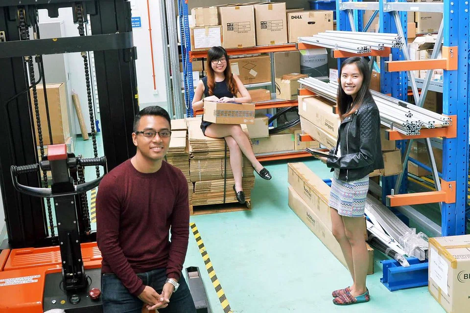 (Dari kiri) Encik Muhammad Nazmi Mohamed Zaaini, Cik Tan Li Qi dan Cik  Brenda Cheng Bifeng merupakan sebahagian daripada kumpulan pertama lulusan politeknik yang memanfaatkan program logistik di bawah skim SkillsFuture Earn and Learn atau bekerja sambil belajar bagi kursus diploma pakar dalam pengurusan rantaian bekalan.
