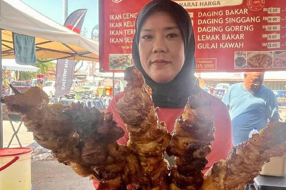Cik Norhasuzi Othman, 45 tahun, yang berniaga lemak bakar tidak menang tangan memenuhi permintaan pelanggan di bazar Ramadan Stadium Sultan Muhammad IV, Kota Bharu, Kelantan.