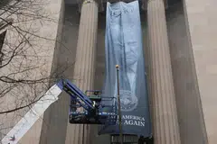 Sepanduk baharu memaparkan Presiden Amerika Syarikat Donald Trump dipasang pada bangunan Jabatan Kehakiman di Washington, D.C., Amerika Syarikat, 19 Februari 2026. 