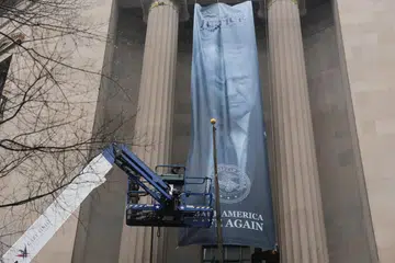Sepanduk baharu memaparkan Presiden Amerika Syarikat Donald Trump dipasang pada bangunan Jabatan Kehakiman di Washington, D.C., Amerika Syarikat, 19 Februari 2026. 