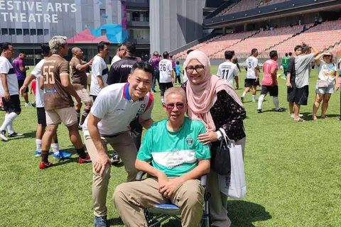 Suhaila Mohamad Sahari (kanan) melahirkan penghargannnya kepada para teman, keluarga dan peminat dalam memberikan sokongan dan sumbangan buat suaminya, Rezal Hassan (tengah). Turut hadir pada acara Perlawanan Amal Rezal Hassan ialah Pemangku Menteri Kebudayaan, Masyarakat dan Belia merangkap Menteri Negara Kanan (Pendidikan), Encik David Neo (kiri), selaku tetamu terhormat.