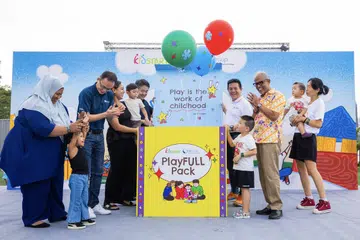 Menteri Pembangunan Sosial dan Keluarga, Encik Masagos Zulkifli Masagos Mohamad (tiga dari kanan) membuka Pek PlayFULL bersaiz besar, kit pembelajaran yang direka khas oleh KidSTART. Turut bersama beliau ialah CEO SP Group, Encik Law Chin Ho (tiga dari kiri); CEO KidSTART, Encik Joel Tan (enam dari kiri); Pengerusi Community Chest, Encik Mr Chew Sutat (lima dari kanan), serta keluarga KidSTART. 