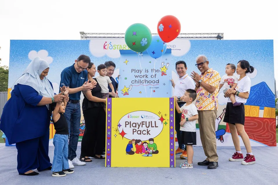 Menteri Pembangunan Sosial dan Keluarga, Encik Masagos Zulkifli Masagos Mohamad (tiga dari kanan) membuka Pek PlayFULL bersaiz besar, kit pembelajaran yang direka khas oleh KidSTART. Turut bersama beliau ialah CEO SP Group, Encik Law Chin Ho (tiga dari kiri); CEO KidSTART, Encik Joel Tan (enam dari kiri); Pengerusi Community Chest, Encik Mr Chew Sutat (lima dari kanan), serta keluarga KidSTART. 