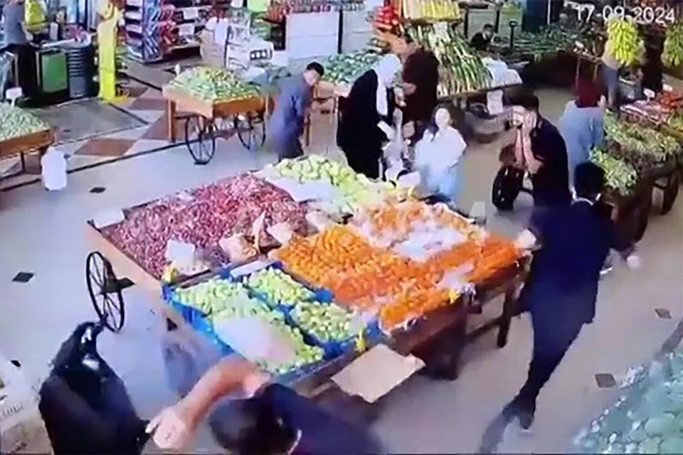 Imej yang dirakam daripada video UGC yang disiarkan di media sosial pada 17 September 2024 memaparkan letupan dengan seorang lelaki rebah ke lantai (kiri) manakala yang lain cuba berlindung di sebuah pasar di Beirut ketika ratusan alat kelui digunakan oleh anggota Hezbollah meletup di serata Lebanon.
