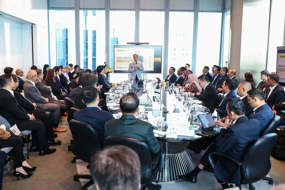 Perbincangan meja bundar bersama Maybank Singapura dan Persekutuan Perkilangan Singapura (SMF), turut menghimpunkan wakil 39 syarikat serta pertubuhan yang terdiri daripada sektor kewangan, pengilangan dan kejuruteraan, kesihatan, ekonomi digital, prasarana serta kemudahan awam.