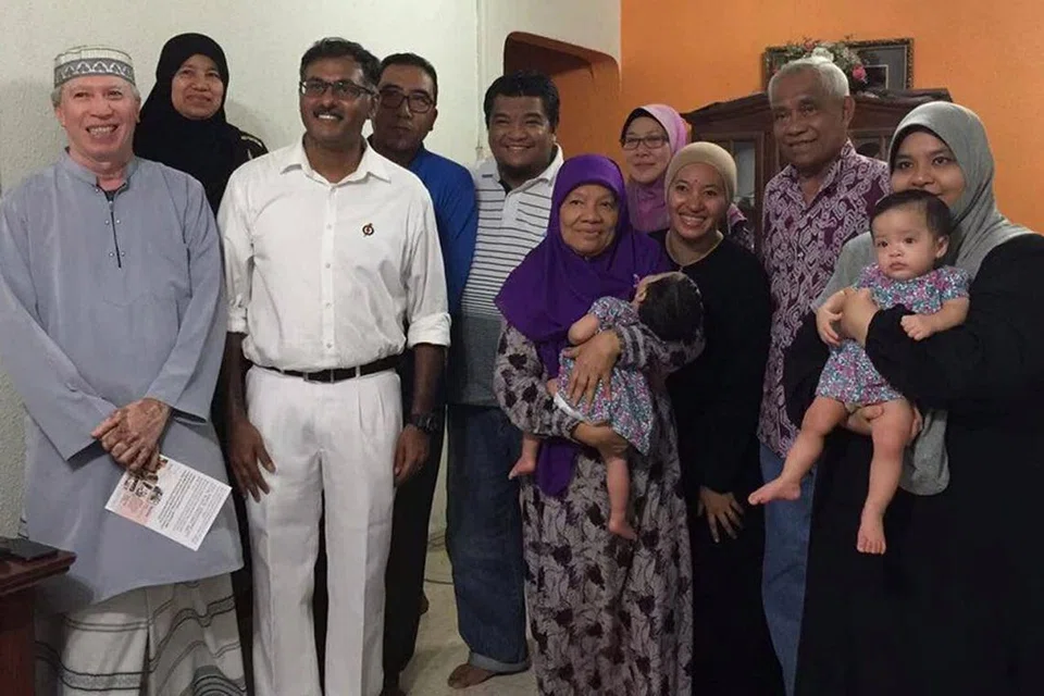 PERERAT HUBUNGAN DENGAN PENDUDUK: Encik K. Muralidharan Pillai (tiga dari kiri) mengunjungi penduduk di kawasan Bukit Batok bagi mengenali mereka dengan lebih rapat lagi sebelum pilihan raya kecil Bukit Batok bermula. - Foto PAP