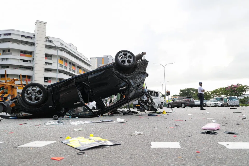 Salah satu daripada enam kenderaan yang terlibat dalam nahas di persimpangan antara Tampines Avenue 1 dan Tampines Avenue 4 terbalik akibat impak setelah dilanggar sebuah kereta pada 22 April.