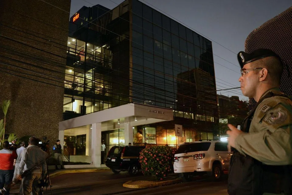 Polis berkawal di luar ibu pejabat firma Mossack Fonseca di Panama City semasa satu serbuan pada Selasa, 12 April 2016. 