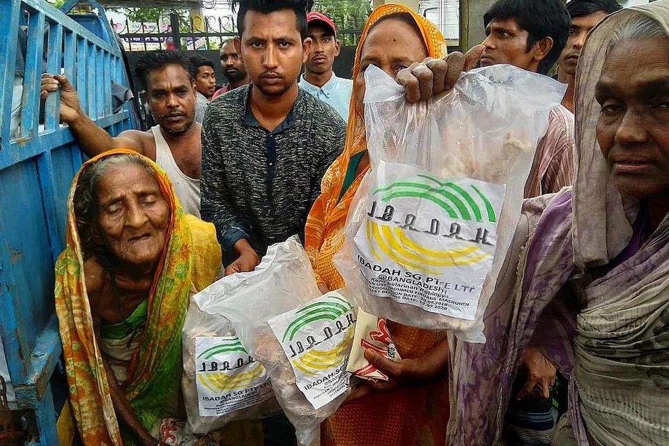 TERUS MEMBANTU: Perubahan yang melanda tidak menggoyahkan warga kita untuk terus menolong malah ibadah korban di Singapura tetap bergerak rancak walaupun perlu diadakan di luar negara. - Foto fail