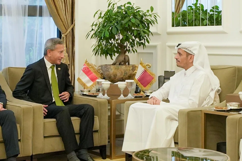 Menteri Ehwal Luar, Dr Vivian Balakrishnan (kiri) dan Perdana Menteri Qatar, Sheikh Mohammed Bin Abdulrahman Al Thani bertemu di Doha pada 15 Mac 2024.