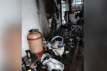 Dinding yang menghitam dan peralatan dapur yang cacat bentuknya kelihatan di dapur rumah flat yang mengalami kebakaran pada 18 Ogos.