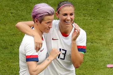 KECEWA: Pemain pasukan bola sepak nasional Amerika Syarikat, Rapinoe (kiri) dan Morgan (kanan) akan membuat rayuan terhadap keputusan tuntutan mahkamah gaji setara. - Foto REUTERS