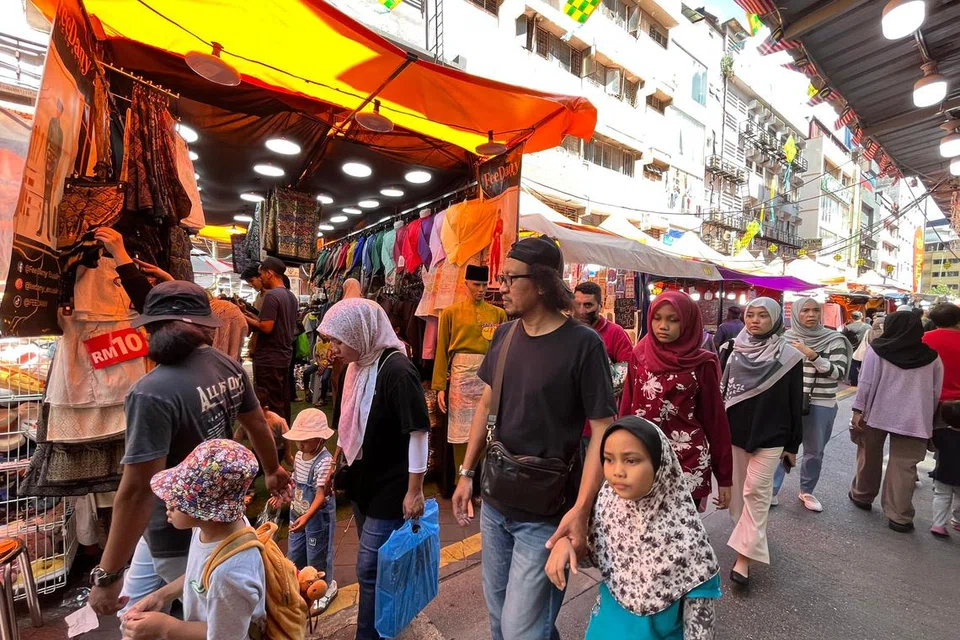 Pada 2025 buat kali pertama Dewan Bandaraya Kuala Lumpur (DBKL) mengambil alih pengurusan bazar di Jalan Tuanku Abdul Rahman, namun peniaga mendakwa penyusunan gerai yang kurang sistematik menyumbang kepada kemerosotan jualan mereka.