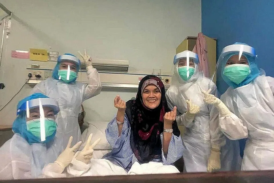 GAGAHI SEMANGAT DENGAN ZIKIR: Bagi mengatasi trauma berjuang dengan Covid-19, Aishah banyak berzikir dan mengaji serta bersyukur diberi kesempatan memperbaiki diri. Dalam foto ini, beliau bersama jururawat di Hospital Ampang, tempat dirinya dirawat. - Foto INSTAGRAM AISHAH