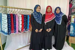TUDUNG PRU: Pekerja Kekaboo menggayakan tudung daripada koleksi khas sempena PRU15 yang dikeluarkan jenama tudung tersebut. - Foto-foto BH oleh ERVINA MOHD JAMIL, ihsan NUR HAZWANI ABDUL ZAINAL 