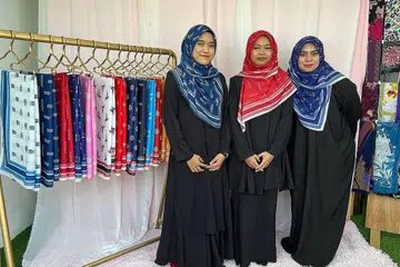 TUDUNG PRU: Pekerja Kekaboo menggayakan tudung daripada koleksi khas sempena PRU15 yang dikeluarkan jenama tudung tersebut. - Foto-foto BH oleh ERVINA MOHD JAMIL, ihsan NUR HAZWANI ABDUL ZAINAL 