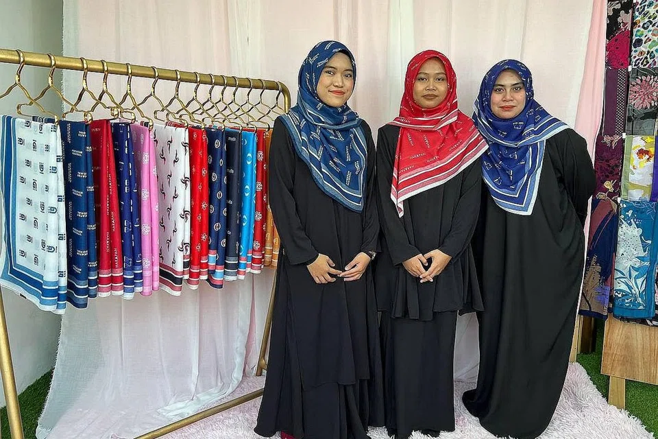 TUDUNG PRU: Pekerja Kekaboo menggayakan tudung daripada koleksi khas sempena PRU15 yang dikeluarkan jenama tudung tersebut. - Foto-foto BH oleh ERVINA MOHD JAMIL, ihsan NUR HAZWANI ABDUL ZAINAL 
