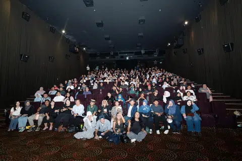 Antara penonton dan penyokong yang hadir semasa tayangan eksklusif filem ‘Badak’ di pawagam Golden Village di Suntec City pada 17 Oktober. 