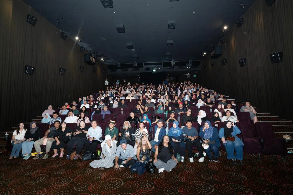 Antara penonton dan penyokong yang hadir semasa tayangan eksklusif filem ‘Badak’ di pawagam Golden Village di Suntec City pada 17 Oktober. 