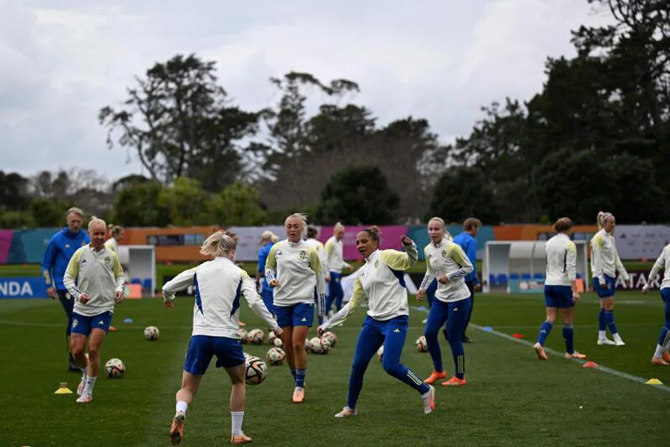 YAKIN BERSEDIA: Pasukan Sweden giat berlatih sebelum menentang Sepanyol dalam aksi separuh akhir Piala Dunia Wanita pada Selasa. 