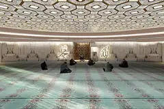 GUNA KONSEP REKAAN ISLAM JALI: Cik Siti Nadiah menggunakan skrin bermotif rekaan geometri yang membolehkan cahaya matahari menyusup dan menyinari dewan solat masjid (gambar atas) untuk menggambarkan suasana yang tenang. - Foto-foto ihsan SITI NADIAH E.M. MOHD JAILANI